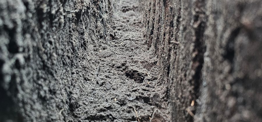 Blick in einen schmalen, sauber gefrästen Graben