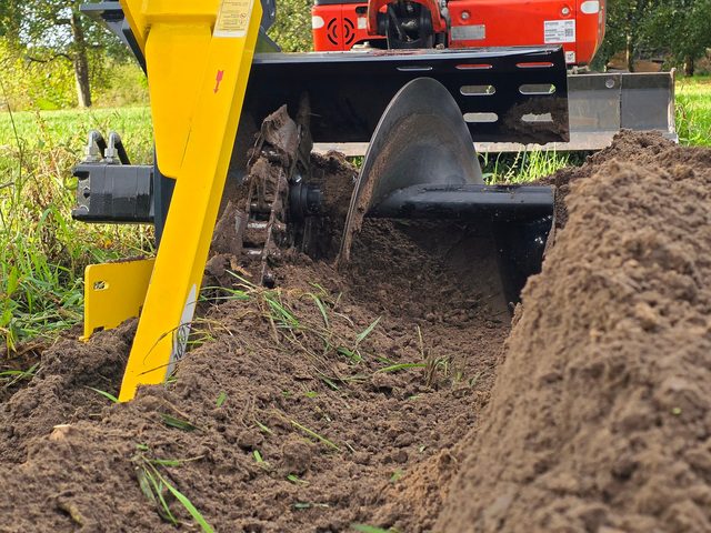 Minibagger mit HUSA 900, vorn der frische Graben