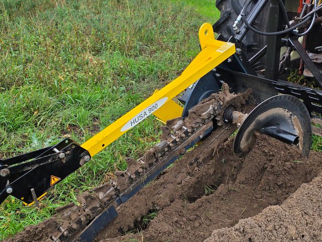 HUSA 900 zieht einen Graben im Feld
