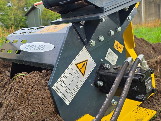 HUSA 900 von vorn: Antrieb und Hydraulikanschlüsse
