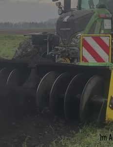 Graben-Verfüllschnecke am Traktor im Feld